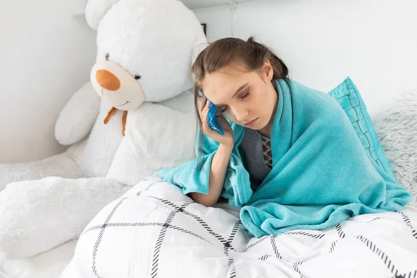 High Temperatures Young Girl Puts Cold Compress Lower Temperature — Stock Photo, Image