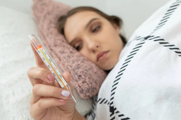 Termometern Visade Hög Kroppstemperatur Vilket Tyder Att Tonåringen Mycket Sjuk — Stockfoto