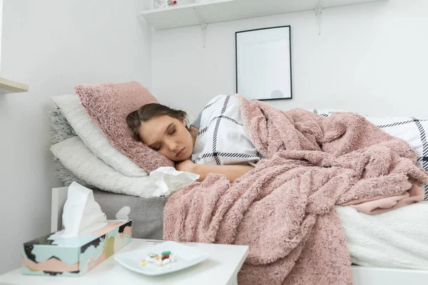 Хворий Підліток Лежить Ліжку Перед Ліжком Білий Стіл Тарілкою Повною — стокове фото
