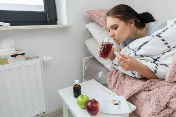 Varmt Med Örter Ung Tonårstjej Ligger Sjuk Från Sängen Akut — Stockfoto