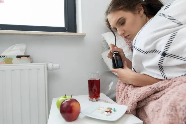 Naast Bedrust Moet Vitaminen Medicijnen Eten Tijdens Ziekte — Stockfoto