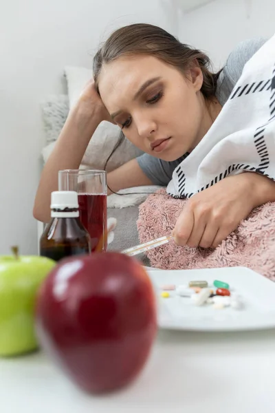 Além Repouso Cama Você Precisa Comer Vitaminas Medicamentos Durante Doença — Fotografia de Stock