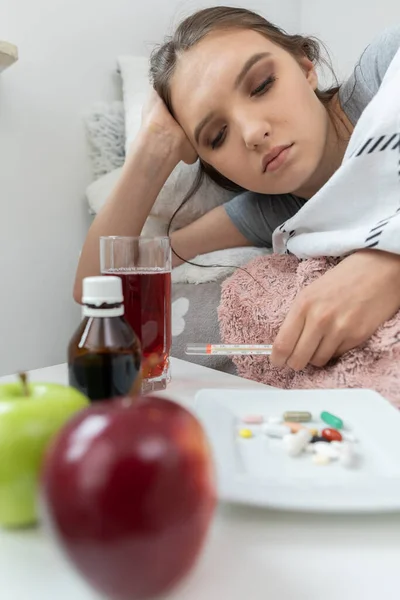 Além Repouso Cama Você Precisa Comer Vitaminas Medicamentos Durante Doença — Fotografia de Stock