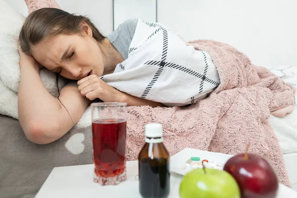 Adolescente Tosse Ele Entope Boca Com Mão Deita Cama Frutas — Fotografia de Stock