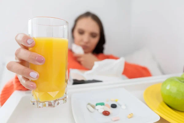 Rapariga Ranger Nariz Num Lenço Senta Doente Cama Vitaminas Comprimidos — Fotografia de Stock