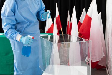 Polonya Cumhurbaşkanı seçilmeden hemen önce odanın ve oy sandığının dezenfekte edilmesi.