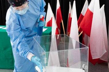 Polonya Cumhurbaşkanı seçilmeden hemen önce odanın ve oy sandığının dezenfekte edilmesi.