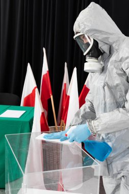 Polonya 'daki başkanlık seçimlerinde özel hijyen kuralları. Tüm sandık merkezinin dezenfekte edilmesi.