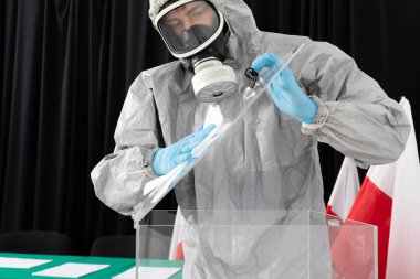 Polonya 'daki başkanlık seçimlerinde özel hijyen kuralları. Tüm sandık merkezinin dezenfekte edilmesi.