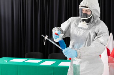 Polonya 'daki başkanlık seçimlerinde özel hijyen kuralları. Tüm sandık merkezinin dezenfekte edilmesi.