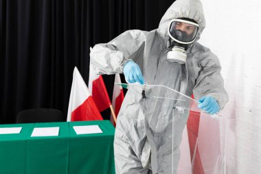 Polonya 'daki başkanlık seçimlerinde özel hijyen kuralları. Tüm sandık merkezinin dezenfekte edilmesi.