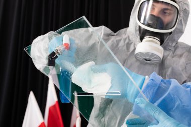 Polonya 'daki başkanlık seçiminden hemen önce oy sandığının iki kişi tarafından iyice kontrol edilmesi, temizlenmesi ve dezenfekte edilmesi.