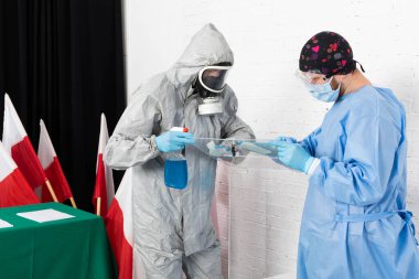 Polonya 'daki cumhurbaşkanlığı seçimlerinden hemen önce iki kişi sandık merkezini temizleyip dezenfekte etti.