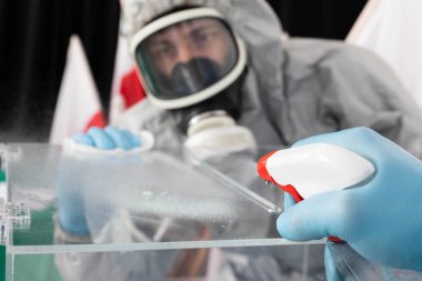 Polonya 'daki başkanlık seçiminden hemen önce oy sandığının iki kişi tarafından iyice kontrol edilmesi, temizlenmesi ve dezenfekte edilmesi.