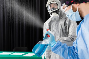 Temizlik ve hijyen bölümünün profesyonel çalışanları tarafından dezenfekte edilme amaçlı fıskiye testi.