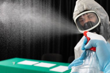 Temizlik ve hijyen bölümünün profesyonel çalışanları tarafından dezenfekte edilme amaçlı fıskiye testi.