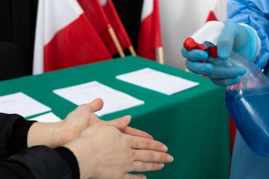Kadın eli işte. El dezenfeksiyonu. Oy kullanma merkezi. Polonya 'da cumhurbaşkanlığı seçimi.