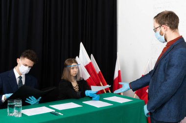 Seçmen komisyonun önünde ayakta duruyor. Seçim kartı. Polonya 'da cumhurbaşkanlığı seçimi.