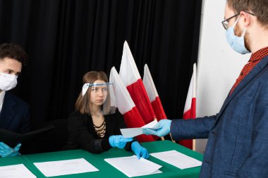 Seçmen komisyonun önünde ayakta duruyor. Seçim kartı. Polonya 'da cumhurbaşkanlığı seçimi.