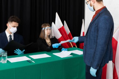 Seçmen komisyonun önünde ayakta duruyor. Seçim kartı. Polonya 'da cumhurbaşkanlığı seçimi.