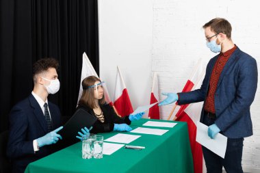 Seçmen komisyonun önünde ayakta duruyor. Seçim kartı. Polonya 'da cumhurbaşkanlığı seçimi.