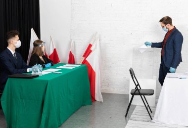 Oy sandığı. Seçmen oyunu kullanacak. Polonya cumhurbaşkanının seçimi. Özel oylama.