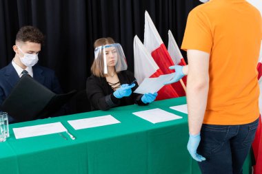 Genç adam seçmen cezasına çarptırıldı. Oy kullanma merkezi. Polonya 'nın yeni cumhurbaşkanı seçimleri.