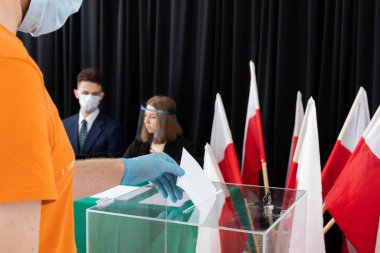 Oy sandığı. Seçmen oyunu kullanacak. Polonya cumhurbaşkanının seçimi. Özel oylama.