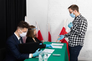 Genç adam seçmen cezasına çarptırıldı. Oy kullanma merkezi. Polonya 'nın yeni cumhurbaşkanı seçimleri.