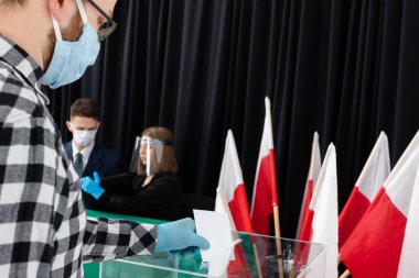 Oy sandığı. Seçmen oyunu kullanacak. Polonya cumhurbaşkanının seçimi. Özel oylama.