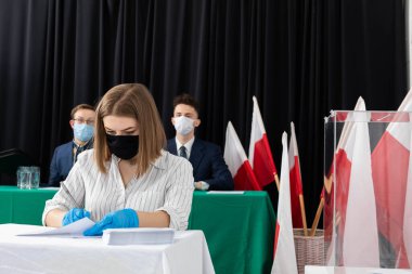 Yeşil bezle kaplı bir masa. Seçim komisyonu masada oturuyor. Polonya 'da cumhurbaşkanlığı seçimleri.