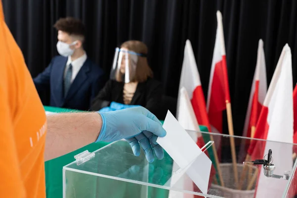 Una Urna Votante Emite Voto Elección Del Presidente Polonia Voto — Foto de Stock