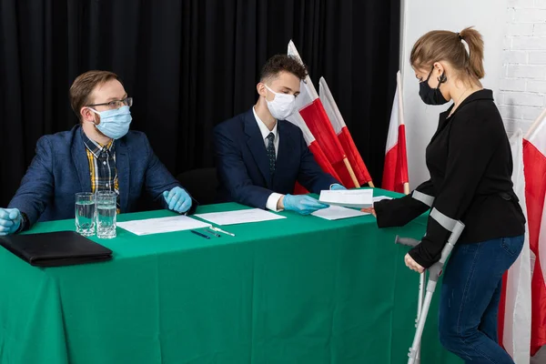 Koltuk değnekli kadın. Başkanlık seçimlerine hasta bir kişi bile geldi. Ortopedik toplar.