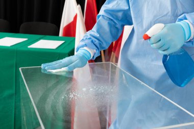 Oy sandığının eksiksiz temizlenmesi. Çalışkan bir çalışan. Seçim bölgesinde mutlak hijyen..