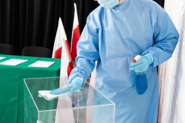 Çalışan özel bir takım elbise giyiyor. Tüm yüzeylerde dezenfeksiyon. Cumhurbaşkanlığı seçimi.