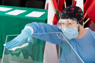 Oy sandığının eksiksiz temizlenmesi. Çalışkan bir çalışan. Seçim bölgesinde mutlak hijyen..