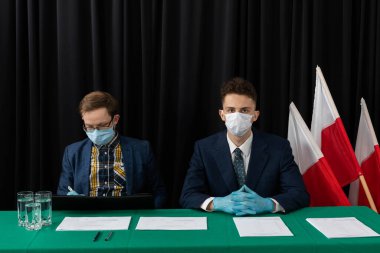 İki adam seçim masasında oturuyorlar. Polonya cumhurbaşkanının seçimi. Lublin 'deki oy kullanma merkezi..