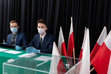 İki adam seçim masasında oturuyorlar. Polonya cumhurbaşkanının seçimi. Lublin 'deki oy kullanma merkezi..