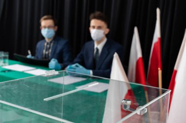 İki adam seçim masasında oturuyorlar. Polonya cumhurbaşkanının seçimi. Lublin 'deki oy kullanma merkezi..