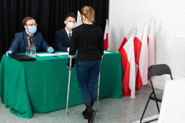 Koltuk değnekli kadın. Başkanlık seçimlerine hasta bir kişi bile geldi. Ortopedik toplar.