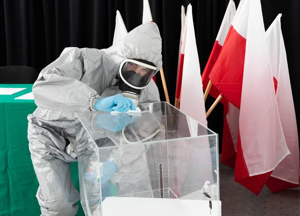 Polonya 'daki başkanlık seçimlerinde özel hijyen kuralları. Tüm sandık merkezinin dezenfekte edilmesi.