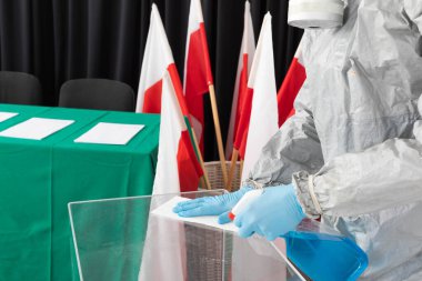 Polonya 'daki başkanlık seçimlerinde özel hijyen kuralları. Tüm sandık merkezinin dezenfekte edilmesi.