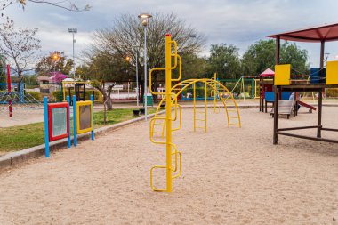 Oyuncak ve artık çocukluk renk stili parkta kaymak ile eğlence ve Rekreasyon etkinliği için çocuk çocuk oyun alanı.