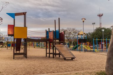 Oyuncak ve artık çocukluk renk stili parkta kaymak ile eğlence ve Rekreasyon etkinliği için çocuk çocuk oyun alanı.