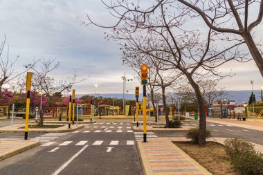Çocuklar için eğitim sürüşü. Trafik eğitimi tecrübesi - çocuklar için alıştırma alanı. Mini araba yolu, trafik ışıkları ve trafik ışıkları..