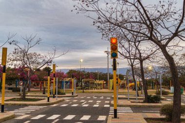 Çocuklar için eğitim sürüşü. Trafik eğitimi tecrübesi - çocuklar için alıştırma alanı. Mini araba yolu, trafik ışıkları ve trafik ışıkları..