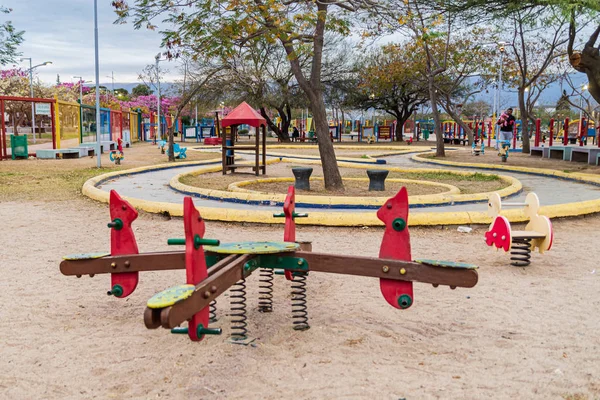 Parque infantil infantil para actividades de ocio y recreación con juguete y slider sobrante en el parque en estilo de color infantil . — Foto de Stock