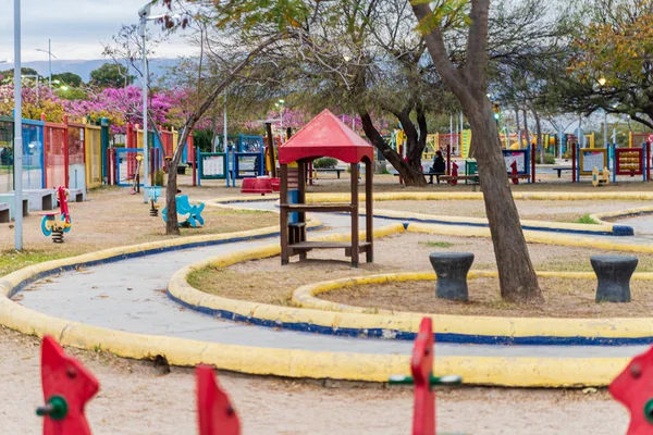 Kinderspielplatz für Freizeit und Freizeitaktivitäten mit Spielzeug- und Schieberesten im Park im kindlichen Farbstil. — Stockfoto