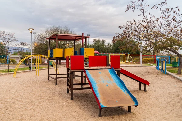 Parque infantil infantil para actividades de ocio y recreación con juguete y slider sobrante en el parque en estilo de color infantil . — Foto de Stock