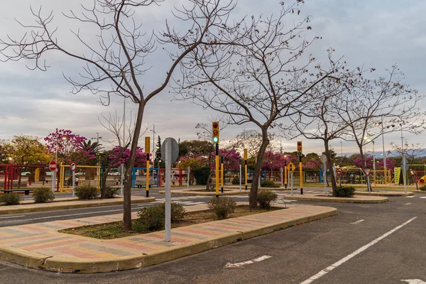 Conducción de entrenamiento para niños. Experiencia educativa de tráfico - área de práctica para niños. Mini carretera de coches, señales de tráfico y semáforo . — Foto de Stock